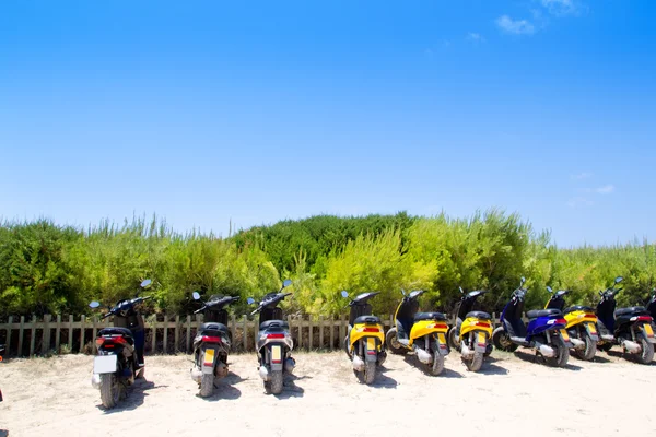 Formentera Roller Fahrräder Parkplatz in der Nähe des Strandes — Stockfoto