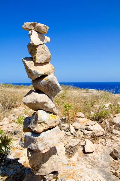 Arzu yapmak bir dilek yığılmış taşlar Höyük — Stok fotoğraf