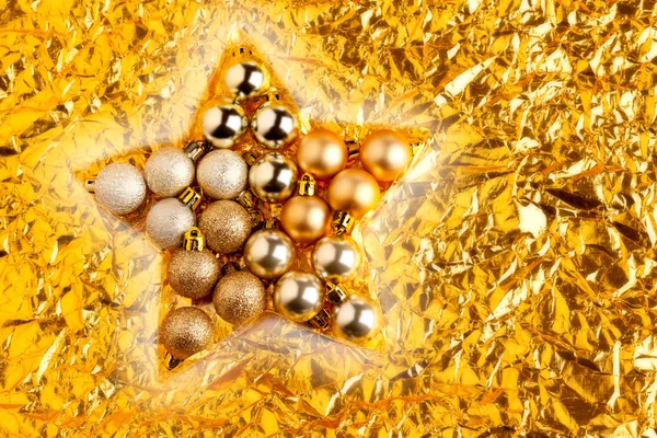 Boules de Noël en forme d'étoile sur doré — Photo