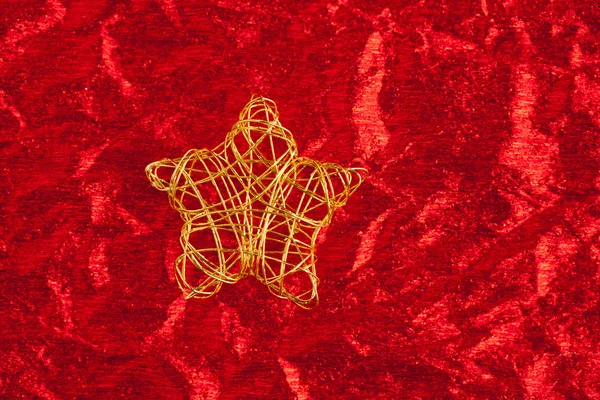 Рождественская золотая звезда над красной — стоковое фото