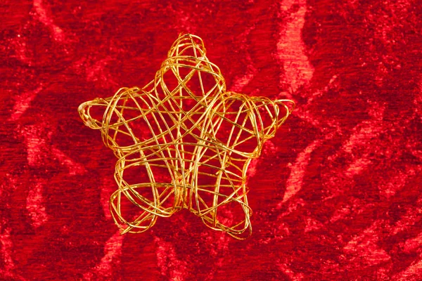 Étoile dorée de Noël de fil sur rouge — Photo