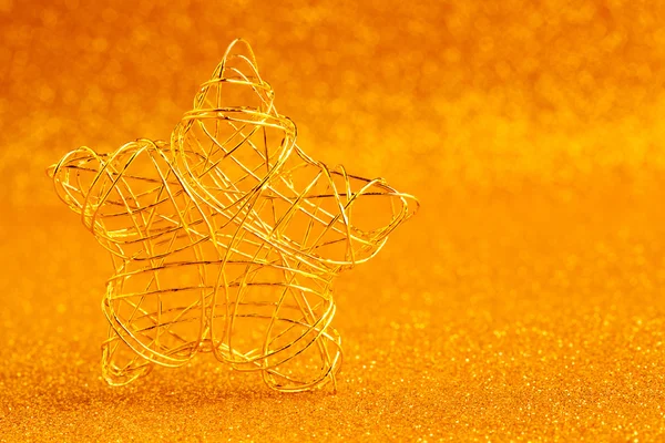 Estrella de alambre de oro de Navidad en brillo dorado — Foto de Stock