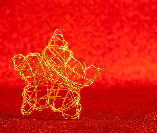Boże Narodzenie złota gwiazda drutu na czerwony świecidełka — Zdjęcie stockowe