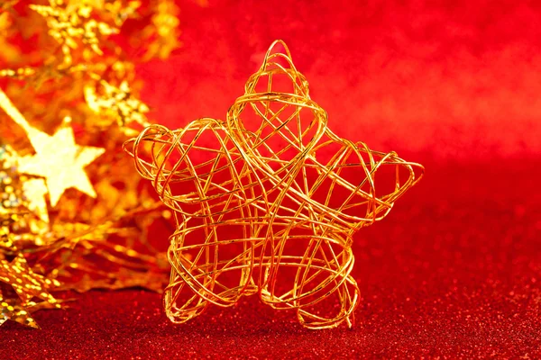 Natal estrela fio de ouro no brilho vermelho — Fotografia de Stock