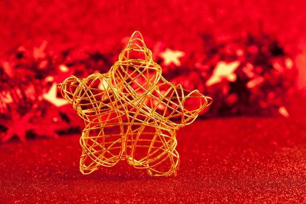 Kerstmis gouden draad ster op rode glitter — Stockfoto