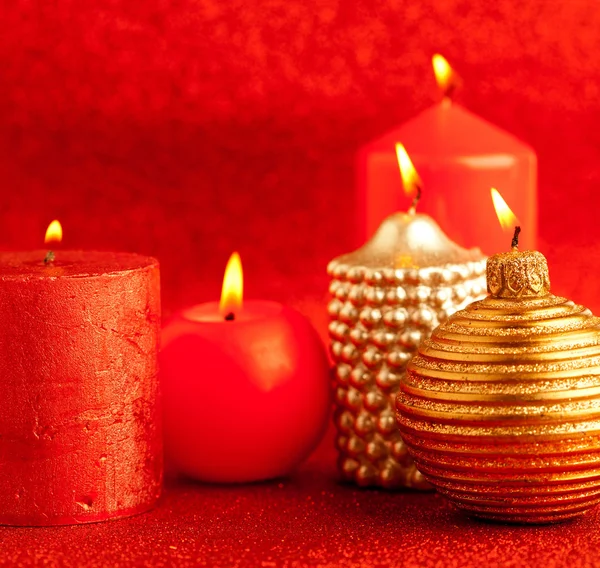 Kerst kaarsen groep op rode glitter — Stockfoto