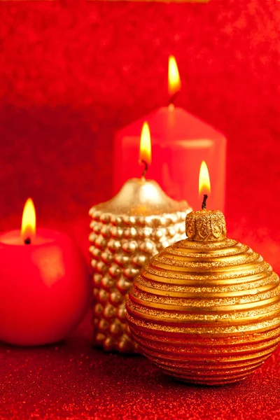 Kerst kaarsen groep op rode glitter — Stockfoto