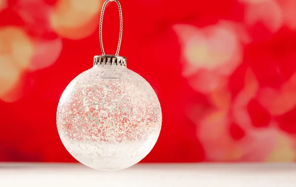 Weihnachtsglas transparente Christbaumkugel auf Schnee — Stockfoto
