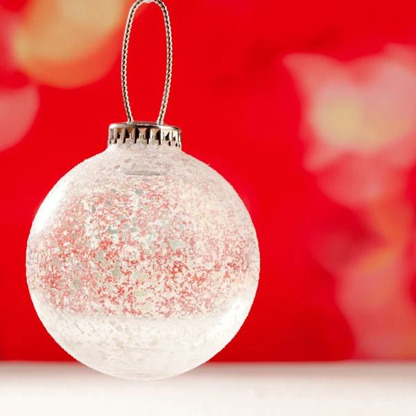 Bola transparente de cristal de Navidad en la nieve — Foto de Stock