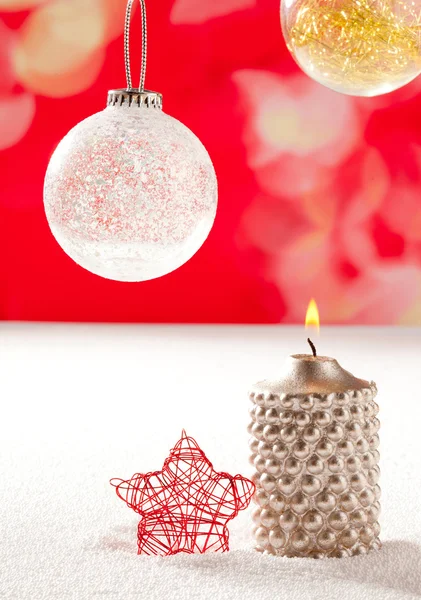 Vela de plata de Navidad y estrella roja en la nieve — Foto de Stock
