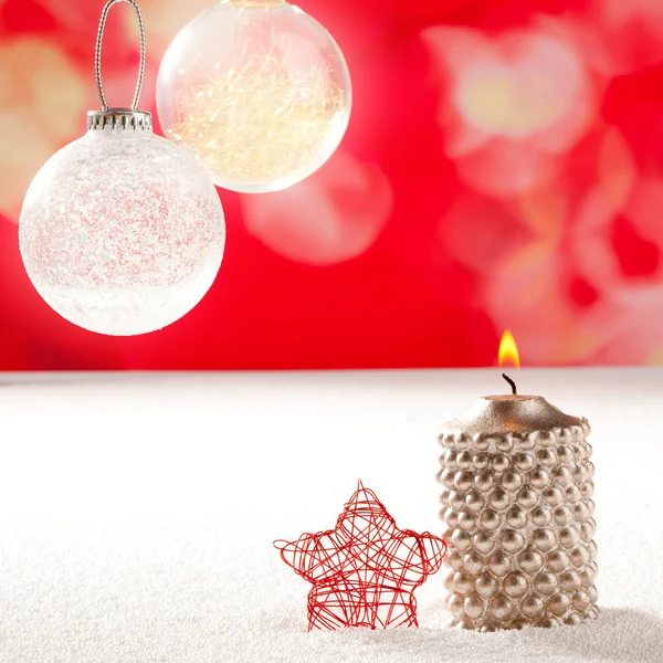 Gyertya karácsony ezüst és vörös csillag a hó — Stock Fotó