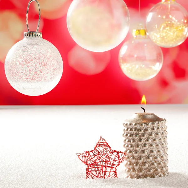 Vela de plata de Navidad y estrella roja en la nieve —  Fotos de Stock
