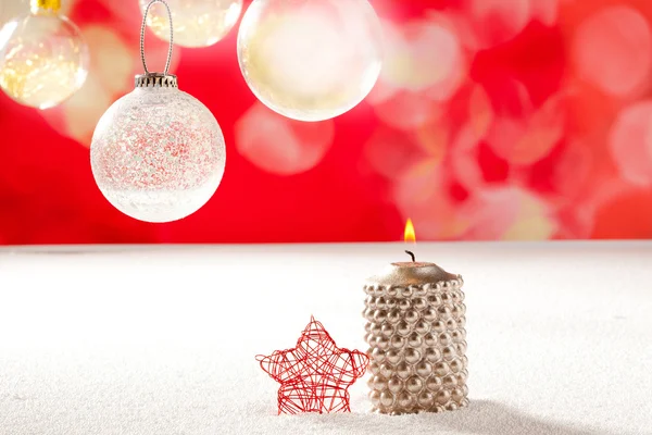 Gyertya karácsony ezüst és vörös csillag a hó — Stock Fotó