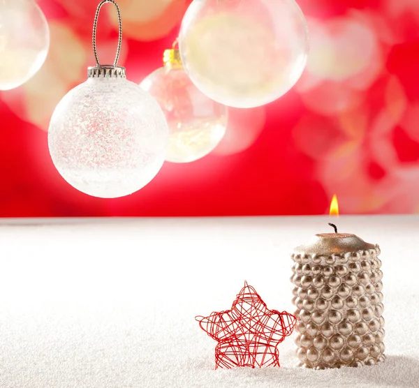 Рождественская серебряная свеча и красная звезда на снегу — стоковое фото