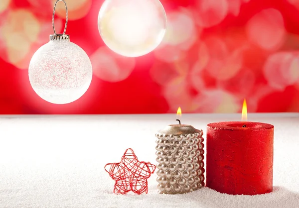 Navidad velas rojas plateadas y estrella en la nieve —  Fotos de Stock