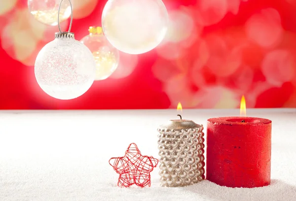 Noel gümüş kırmızı mumlar ve kar Star'da — Stok fotoğraf