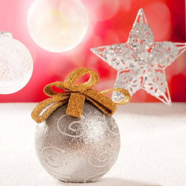Bola de plata de Navidad y estrella en rojo nieve — Foto de Stock