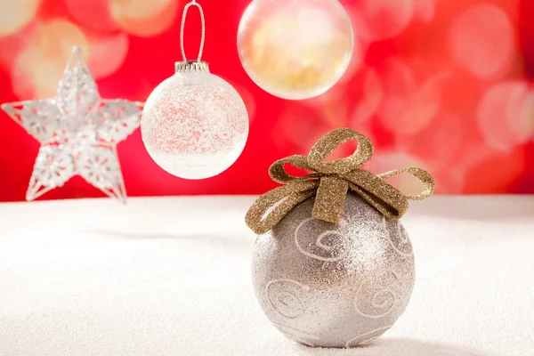 Рождественская серебряная безделушка и звезда на снегу — стоковое фото