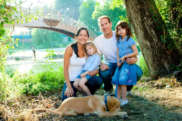Família pai mãe crianças e cão ao ar livre — Fotografia de Stock