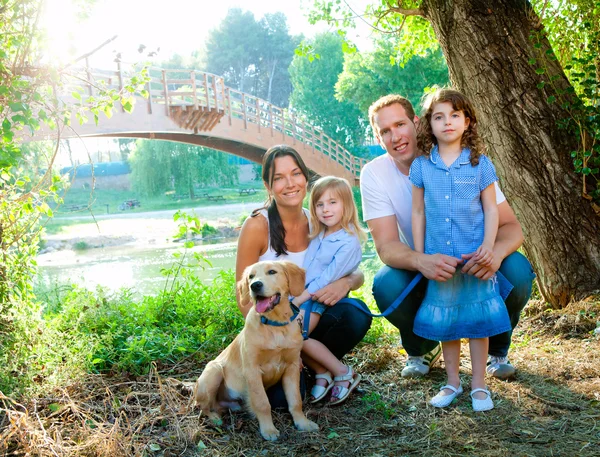 Família pai mãe crianças e cão ao ar livre — Fotografia de Stock