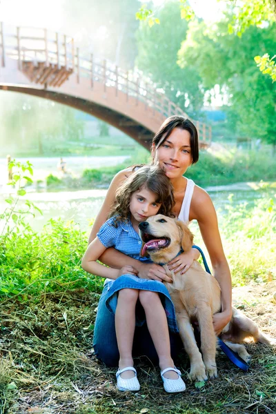 Daughter and mother with golden retriever — Stock Photo, Image