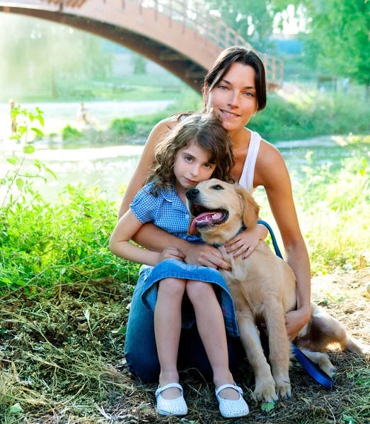 Daughter and mother with golden retriever — Stock Photo, Image