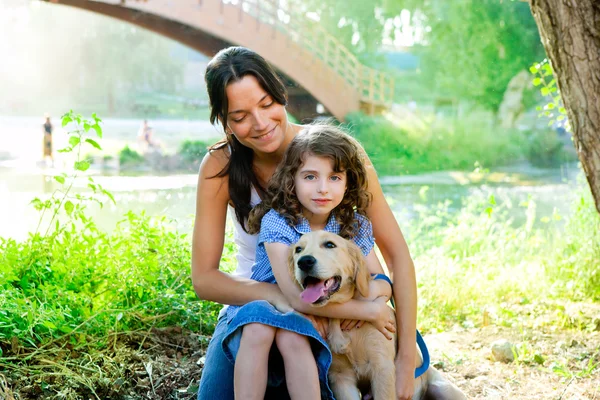 女儿和母亲与金毛猎犬 — 图库照片