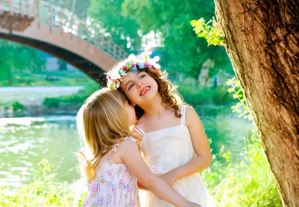 Kid girls playing in spring outdoor river park — Stock Photo, Image