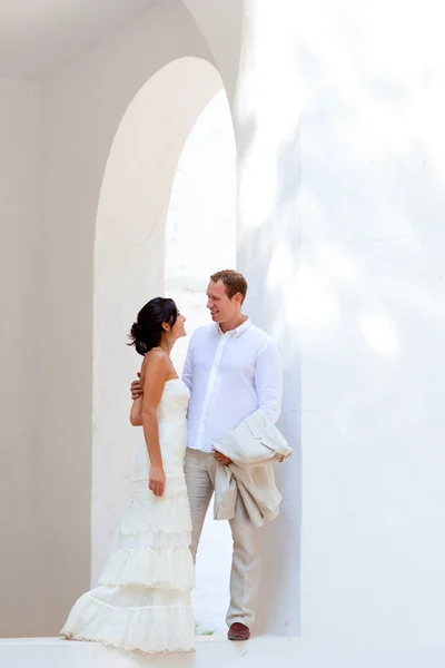 Casal de noivas acabou de se casar no Mediterrâneo — Fotografia de Stock