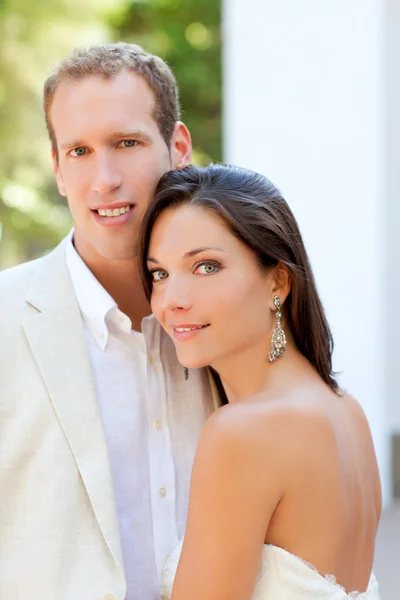 Noiva apenas casado casal feliz ao ar livre — Fotografia de Stock