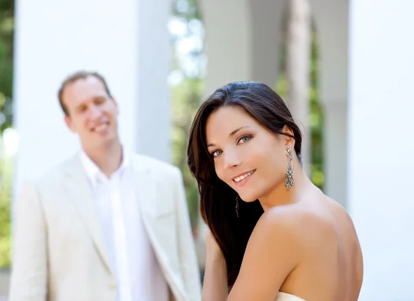 Glad vacker kvinna stående med mannen — Stockfoto