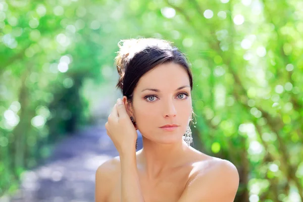 Vackra blå ögon kvinna utomhus park — Stockfoto