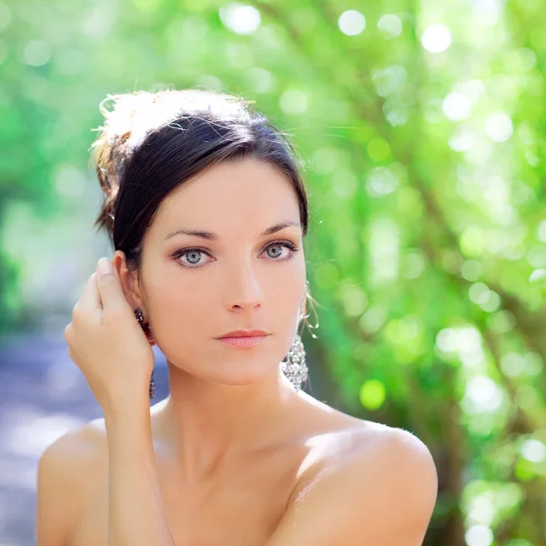 Schöne blaue Augen Frau Outdoor-Park — Stockfoto