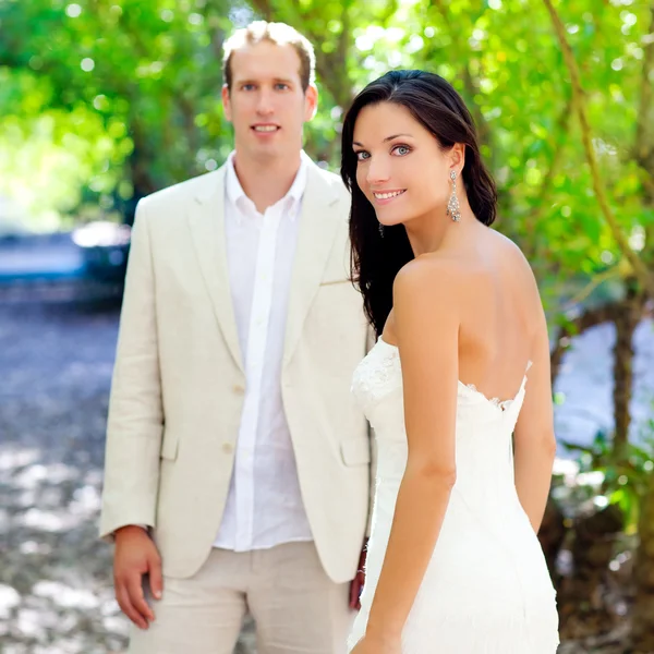 Braut frisch verliebtes Paar im Freien — Stockfoto