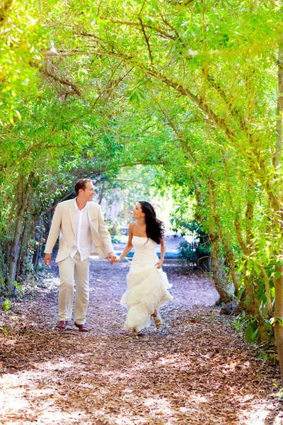 Paar net getrouwd gelukkig uitgevoerd in groen park — Stockfoto