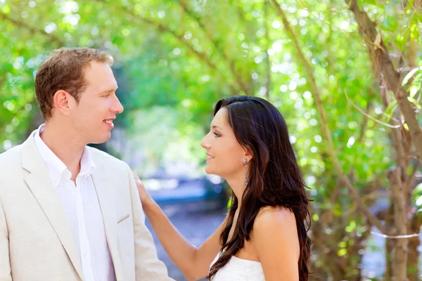 Noiva apenas casal apaixonado ao ar livre — Fotografia de Stock