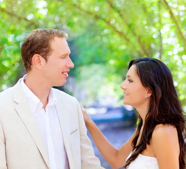 Noiva apenas casal apaixonado ao ar livre — Fotografia de Stock