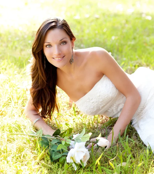 Bruden kvinna i park gräs — Stockfoto