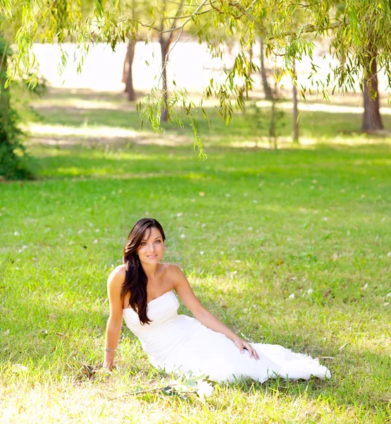 公園の緑の草の中に座っている花嫁の女性 — ストック写真