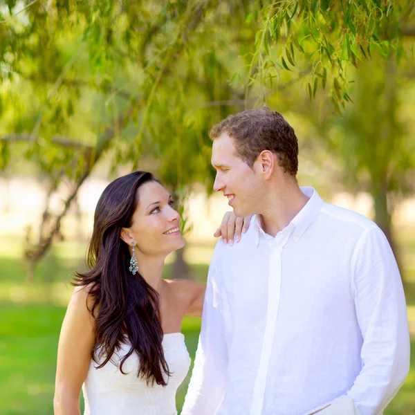 Par i kärlek glad i grön park utomhus — Stockfoto