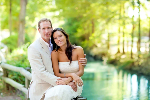 Casal de amantes apaixonados no parque rio abraço — Fotografia de Stock