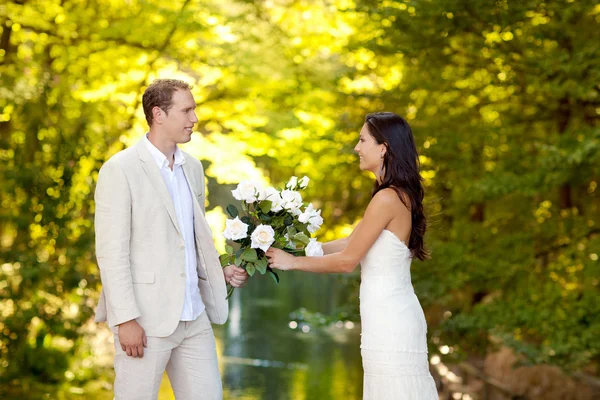 Ζευγάρι ερωτευμένος με άσπρα τριαντάφυλλα μπουκέτο — Φωτογραφία Αρχείου
