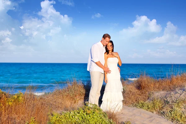 Couple amoureux à la plage sur la Méditerranée — Photo