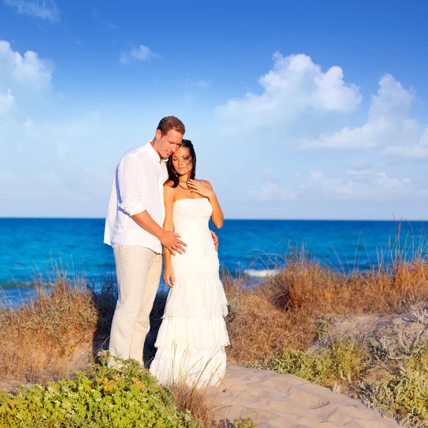 Couple in love in the beach on Mediterranean — Stock Photo, Image