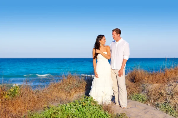 Coppia innamorata in spiaggia sul Mediterraneo — Foto Stock