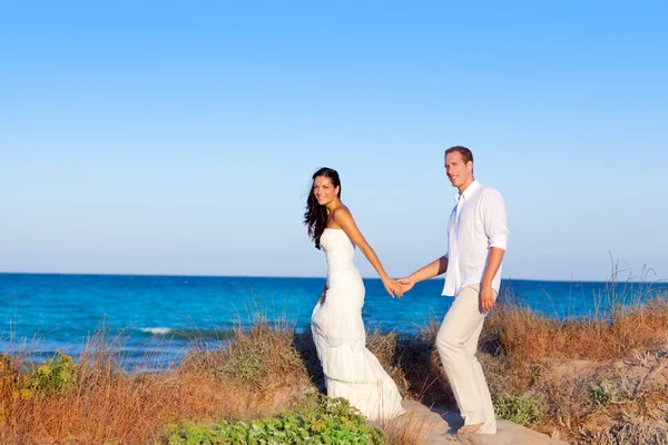 Paar in de liefde in het strand op mediterrane — Stockfoto