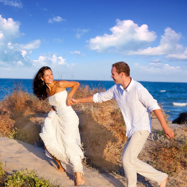 Casal apaixonado correndo na praia — Fotografia de Stock