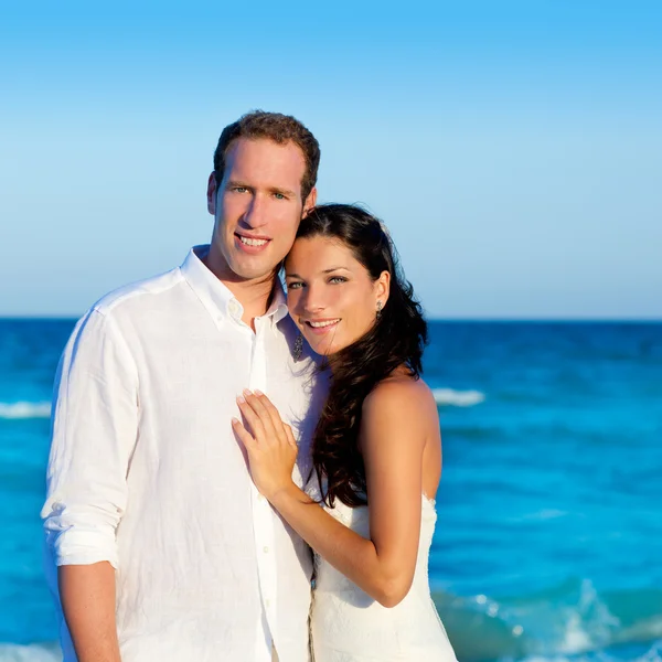 Couple amoureux étreinte en bleu mer vacances — Photo