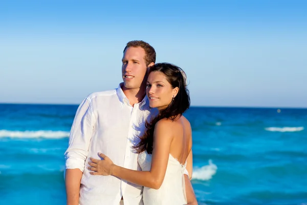 爱情侣拥抱在蓝色的大海度假 — 图库照片