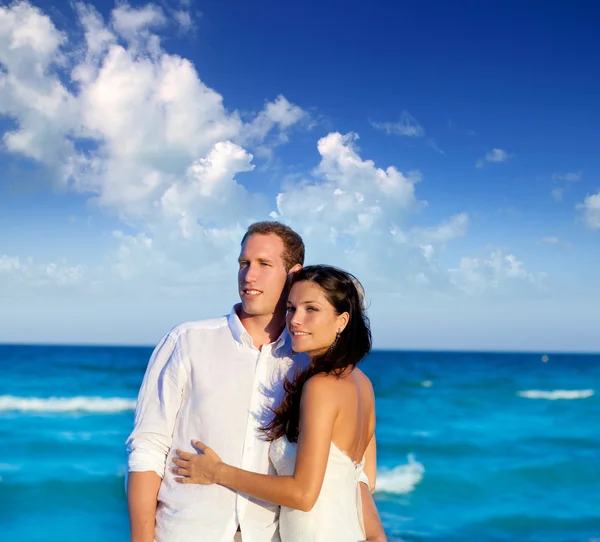 Verliefde paar knuffel in blauwe zee vakantie — Stockfoto